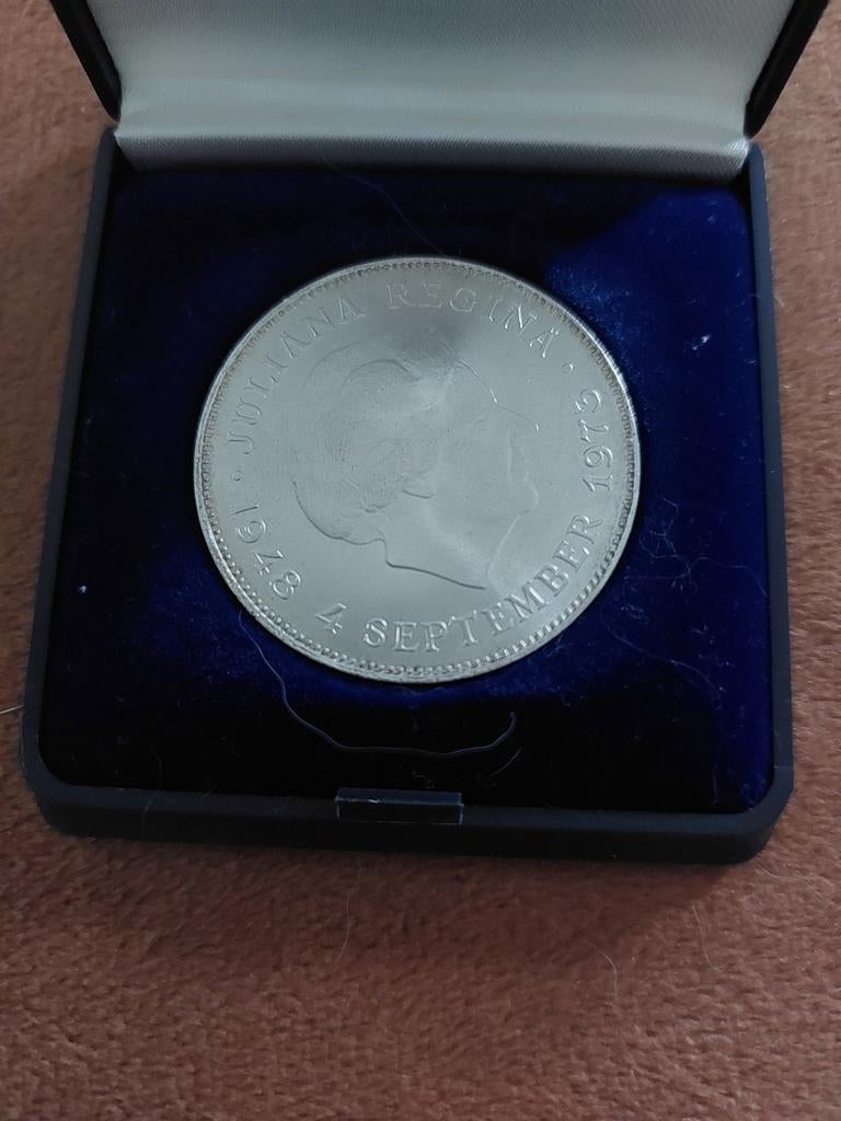 Zilveren 10 gulden 1973 Proof en huwelijks munt 2002, Postzegels en Munten, Munten | Nederland, Koningin Juliana, Verzenden, Zilver
