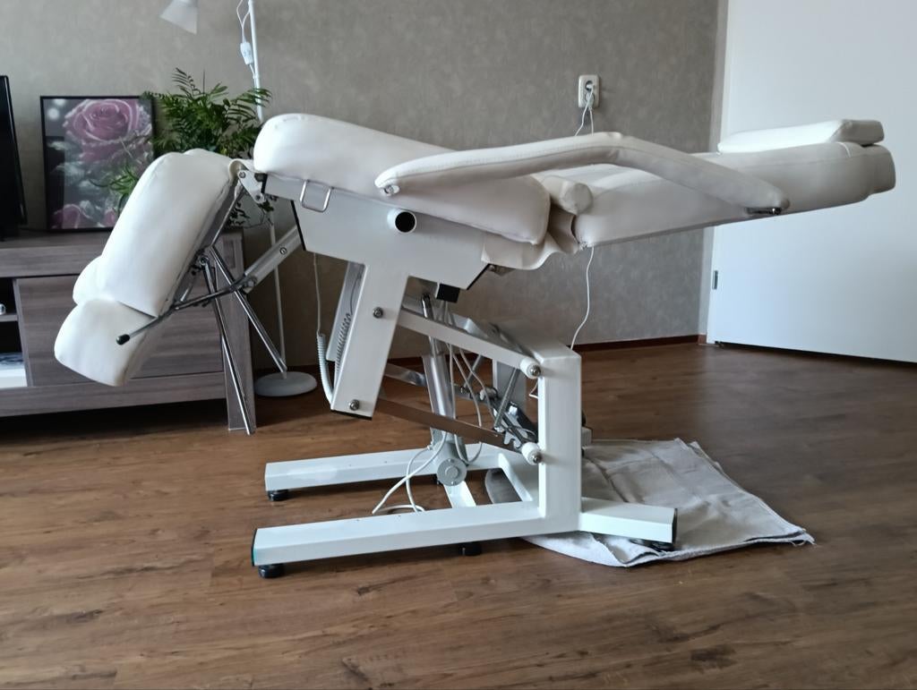 Witte pedicure stoel. Ook geschikt voor cliënten die iets vo