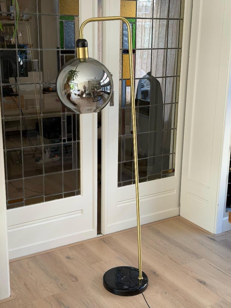 Design vloerlamp – messing look met glazen bol, Ophalen, Zo goed als nieuw, 150 tot 200 cm