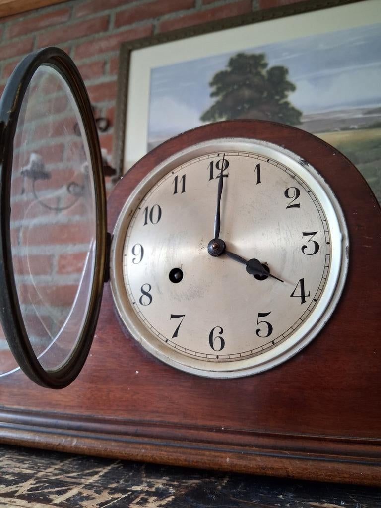 Antieke Napoleon hat klok Art deco.
Met sleutel., Ophalen