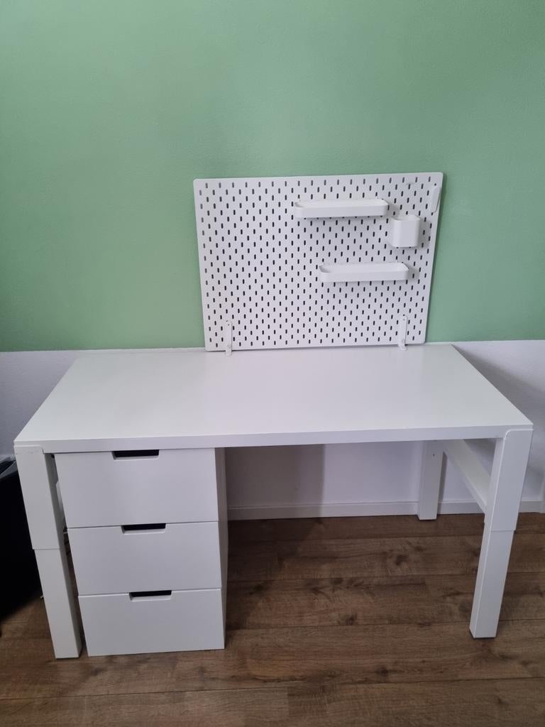 Wit bureau van Ikea met achterbord en ladekastje en wandbord, Huis en Inrichting, Bureaus, Ophalen, Gebruikt, 128 cm, Kinderbureau
