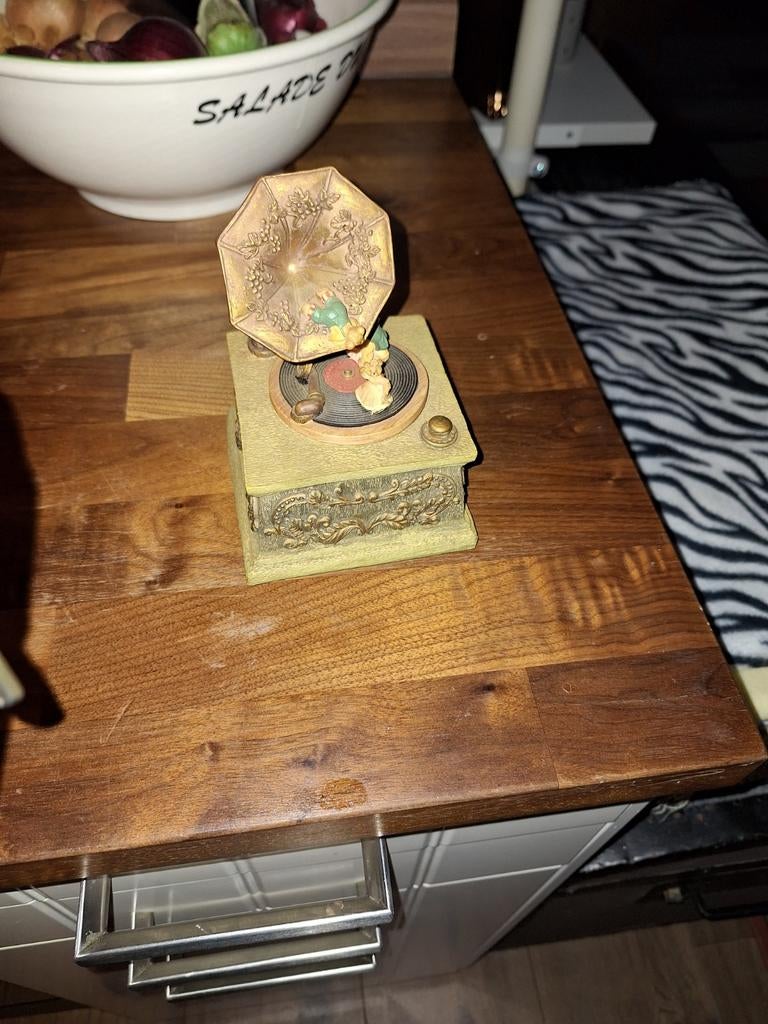 Muziekdoosje in de vorm van een grammofoon, Ophalen