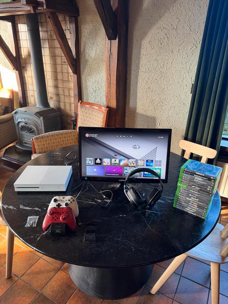 Xbox One S 1TB met 2 controllers, headset en 19 games, Spelcomputers en Games, Spelcomputers | Xbox One, Gebruikt, Xbox One S