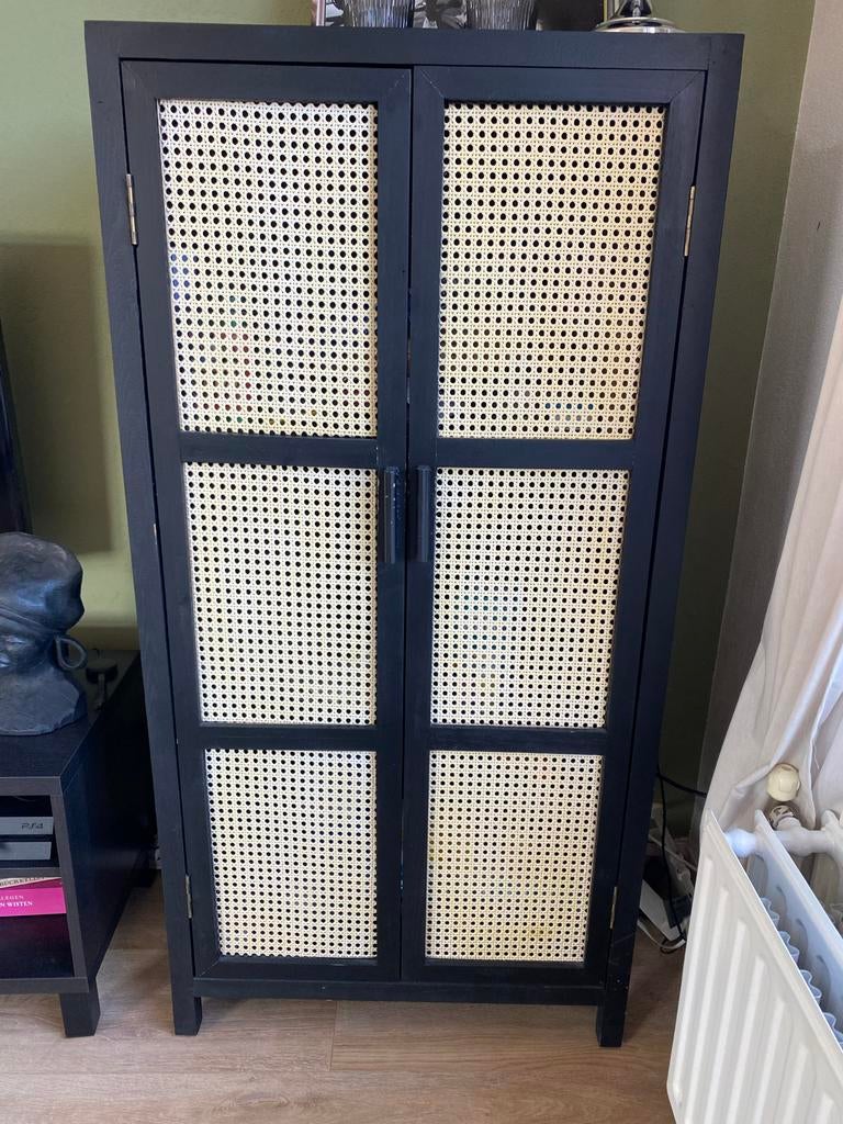 Botan kast met rotan deuren - Zwart, Huis en Inrichting, Kasten | Kledingkasten, Ophalen, Gebruikt, 100 tot 150 cm, 50 tot 100 cm