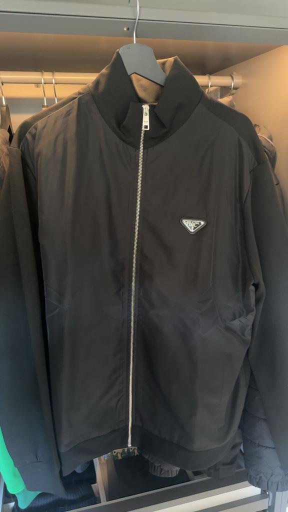 Prada Jas XL (valt als L) - Nieuw, Ophalen of Verzenden, Nieuw, Maat 56/58 (XL), Zwart