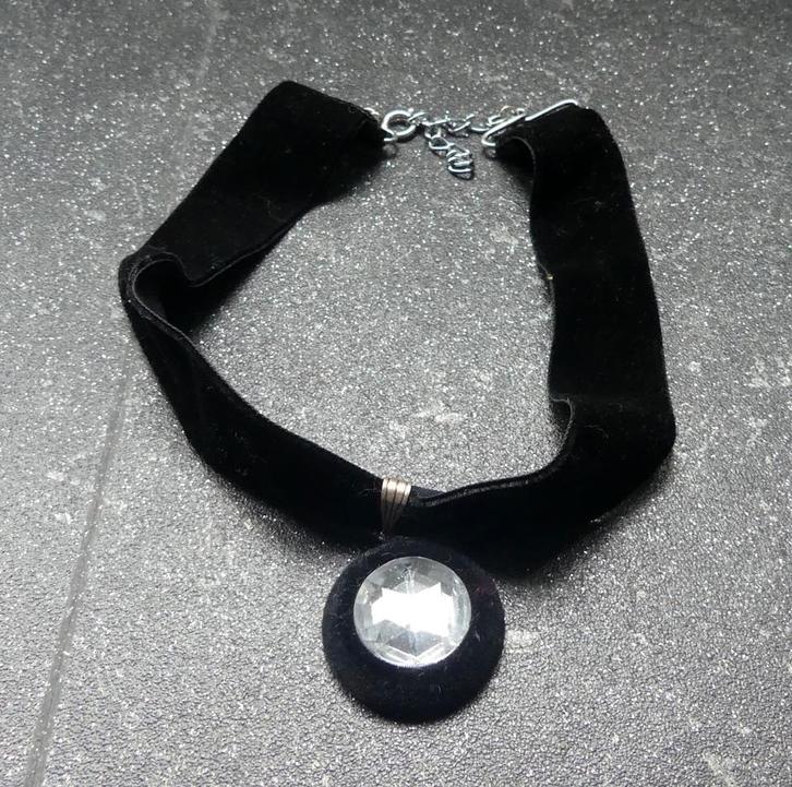 Ketting zwart fluweel choker met hanger kunststof steen, Sieraden, Tassen en Uiterlijk, Kettingen, Gebruikt, Overige materialen