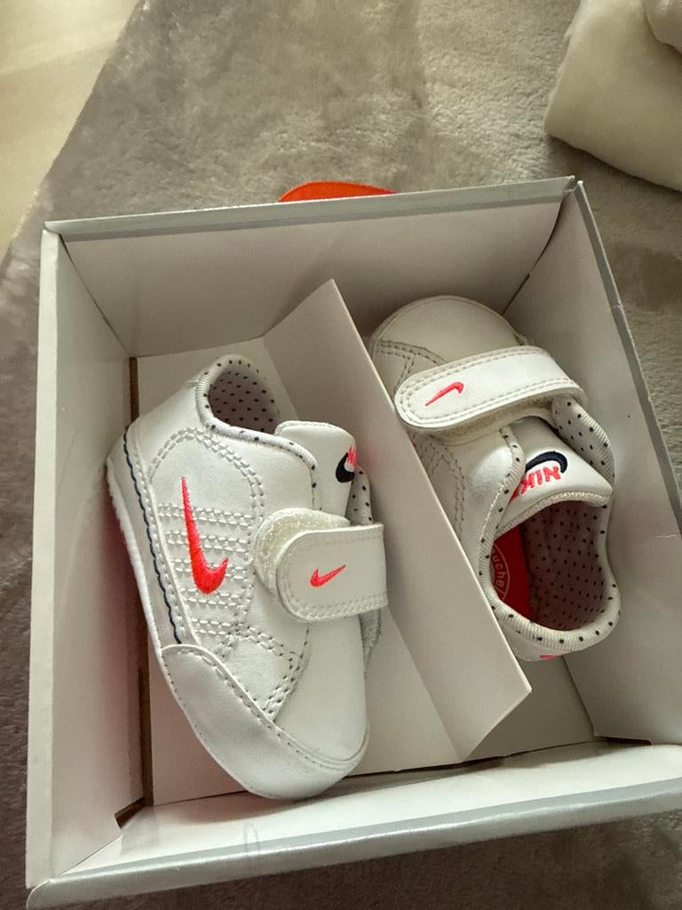 Nike baby schoentjes maat 16 wit met rood, Ophalen of Verzenden, Nieuw, Jongetje of Meisje, Schoentjes