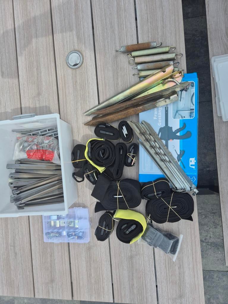 Kampeeraccessoires: Stormbanden, haringen, kachel en meer, Ophalen of Verzenden