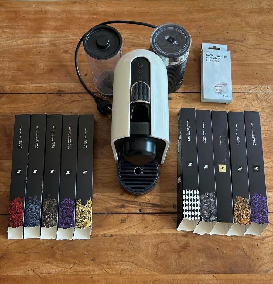 Nespresso met melkschuimer en 25 capsules, Ophalen of Verzenden, Zo goed als nieuw, Koffiemachine