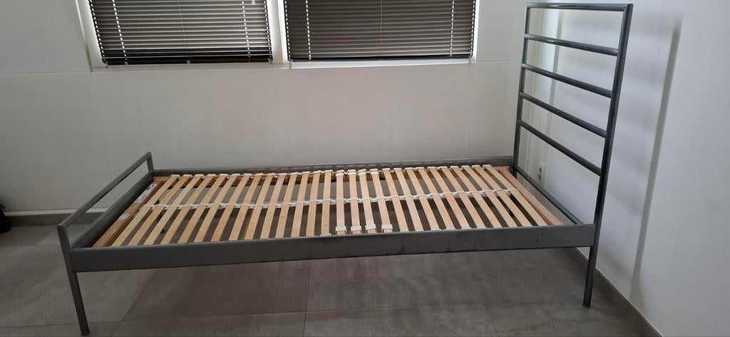 1persoons stoer metalen bed en lattenbodem ( GRATIS !), Huis en Inrichting, Slaapkamer | Bedden, Ophalen, Gebruikt, 90 cm, Eenpersoons