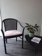 Zwarte stoel met webbing rugleuning en roze zitting, Ophalen, Twee, Zwart, Riet of Rotan