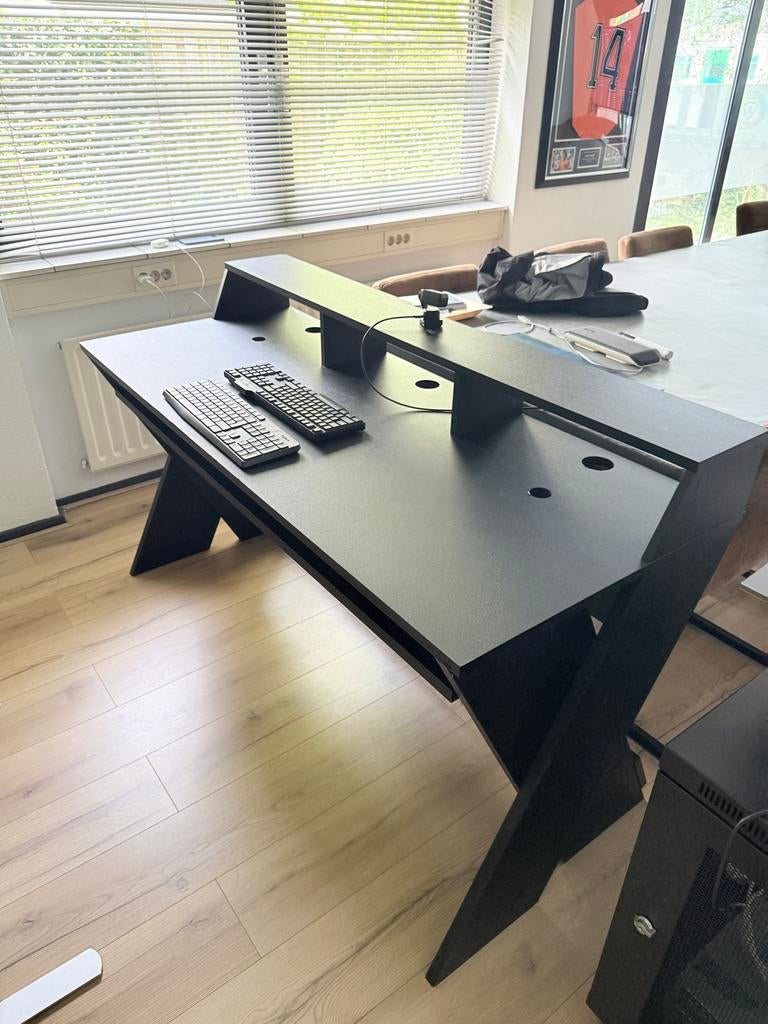 Zwart bureau met opzetstuk, DJ tafel, Ophalen, Opzetstuk, Spaanplaat of MDF, Zo goed als nieuw