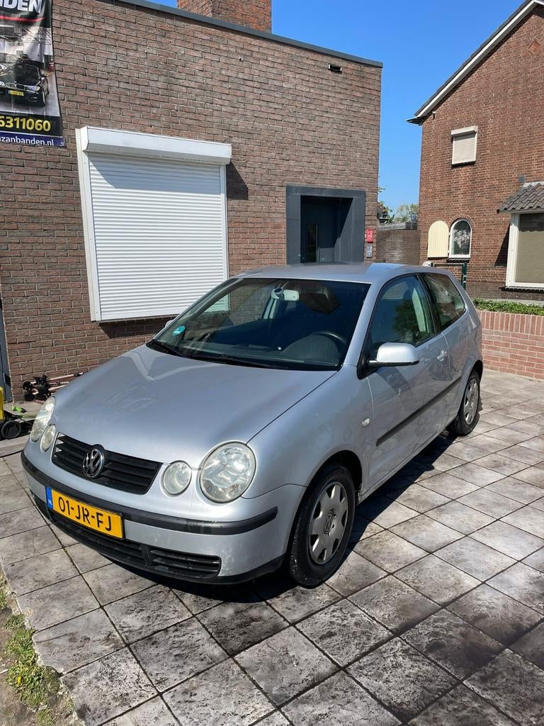 Volkswagen Polo 1.4 55KW AUT 2002 Grijs, Auto's, Zwart, Bedrijf, 1000 kg, Zilver of Grijs