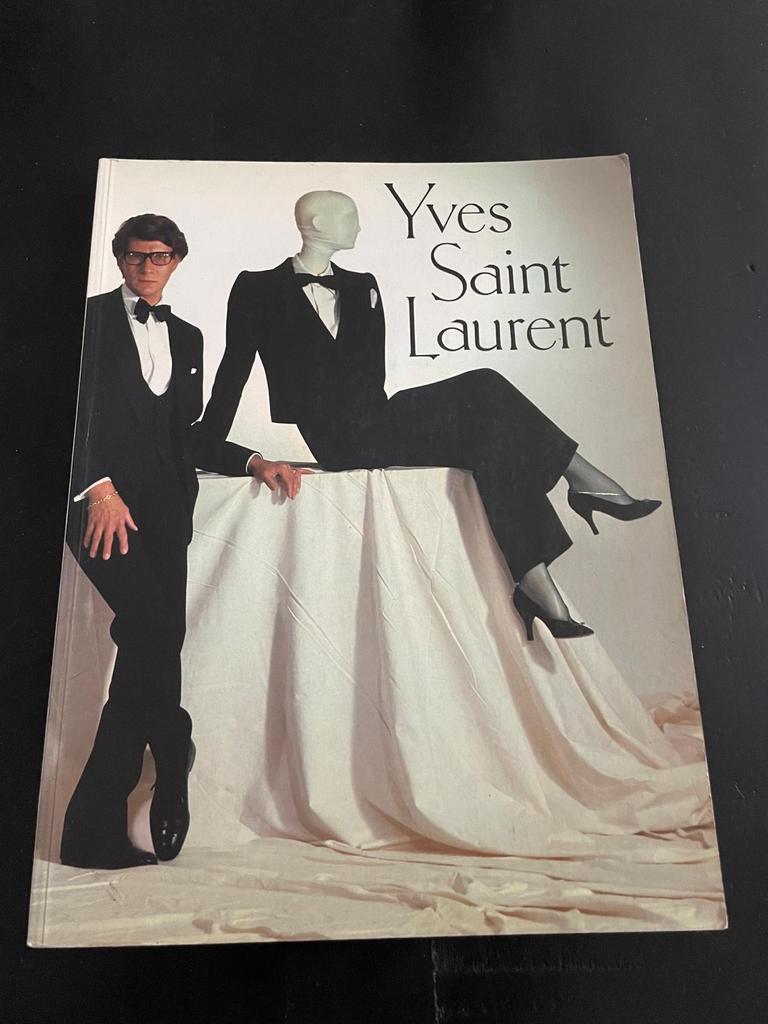 Yves Saint Laurent: Een Iconisch Modeboek, Boeken, Ophalen of Verzenden, Gelezen, Couturiers