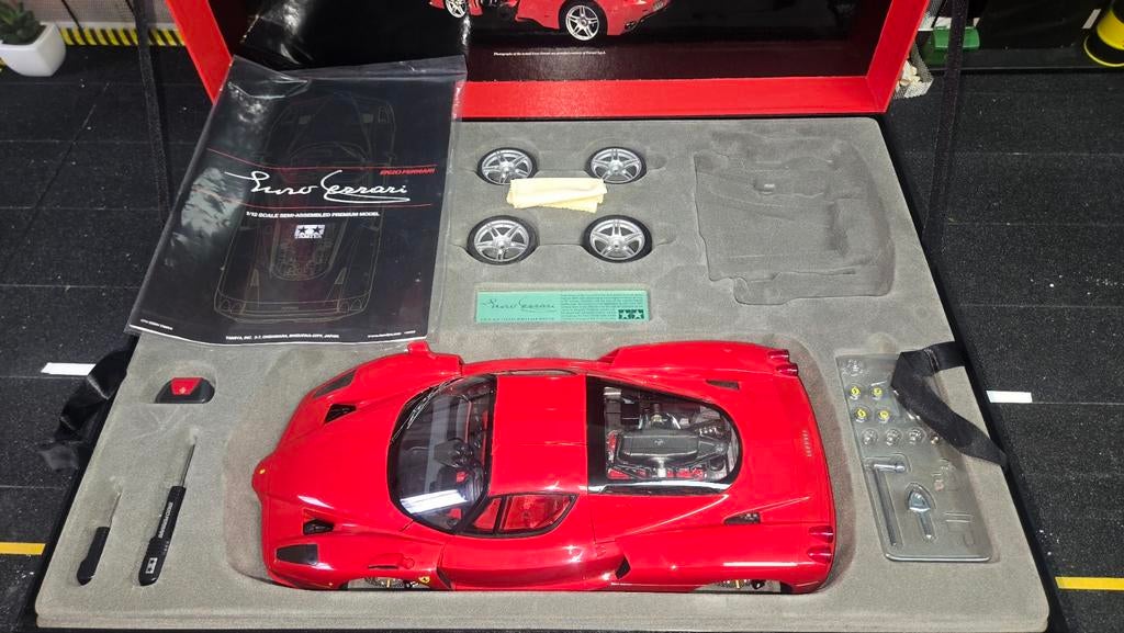 Tamiya Ferrari Enzo 1:12 - Nieuwstaat in Doos, Hobby en Vrije tijd, Modelauto's | 1:5 tot 1:12, Ophalen of Verzenden, Zo goed als nieuw