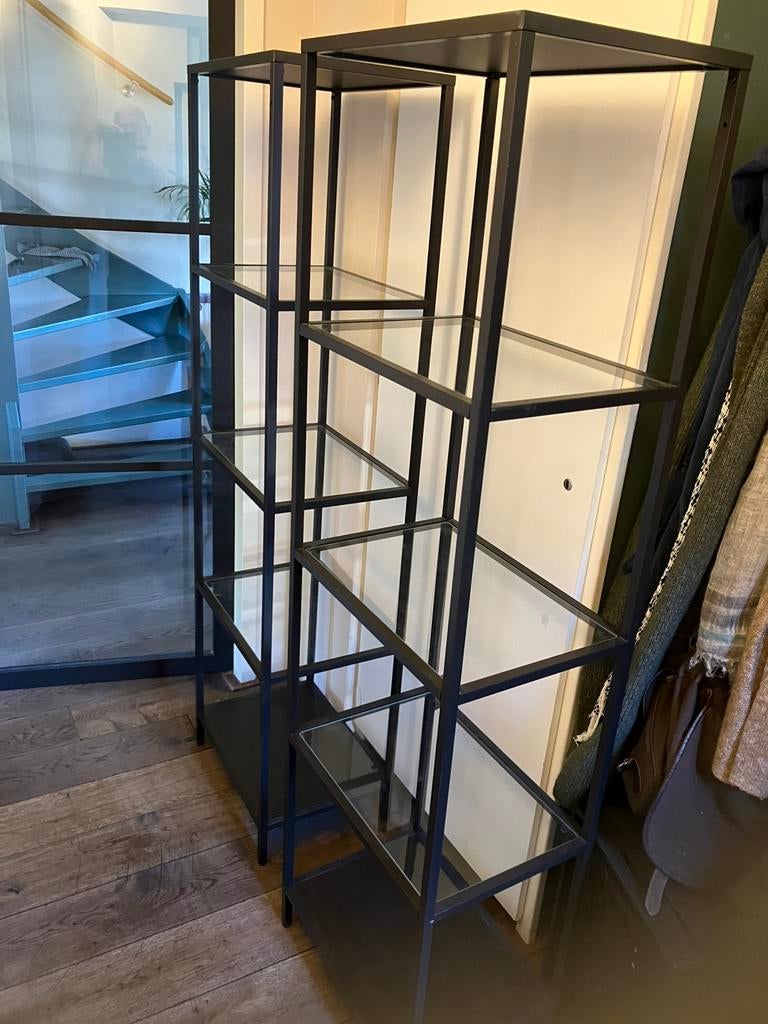 Twee metalen frame kastjes met in beide drie glasplaten, Antiek en Kunst, Antiek | Meubels | Kasten, Ophalen of Verzenden