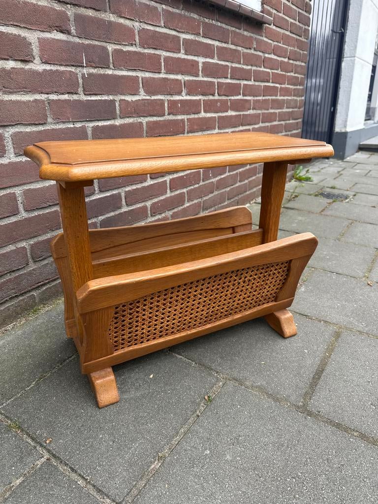 Houten krantenbak / bijzettafel met rotan, Ophalen, Gebruikt