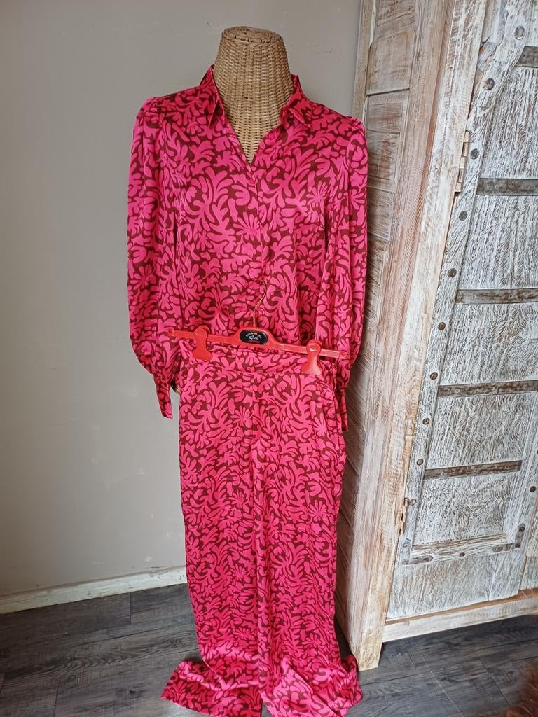 Studio Amaya pak fuchsia roze met diep rood XS/S, Kostuum of Pak, Studio Amaya, Ophalen of Verzenden, Zo goed als nieuw