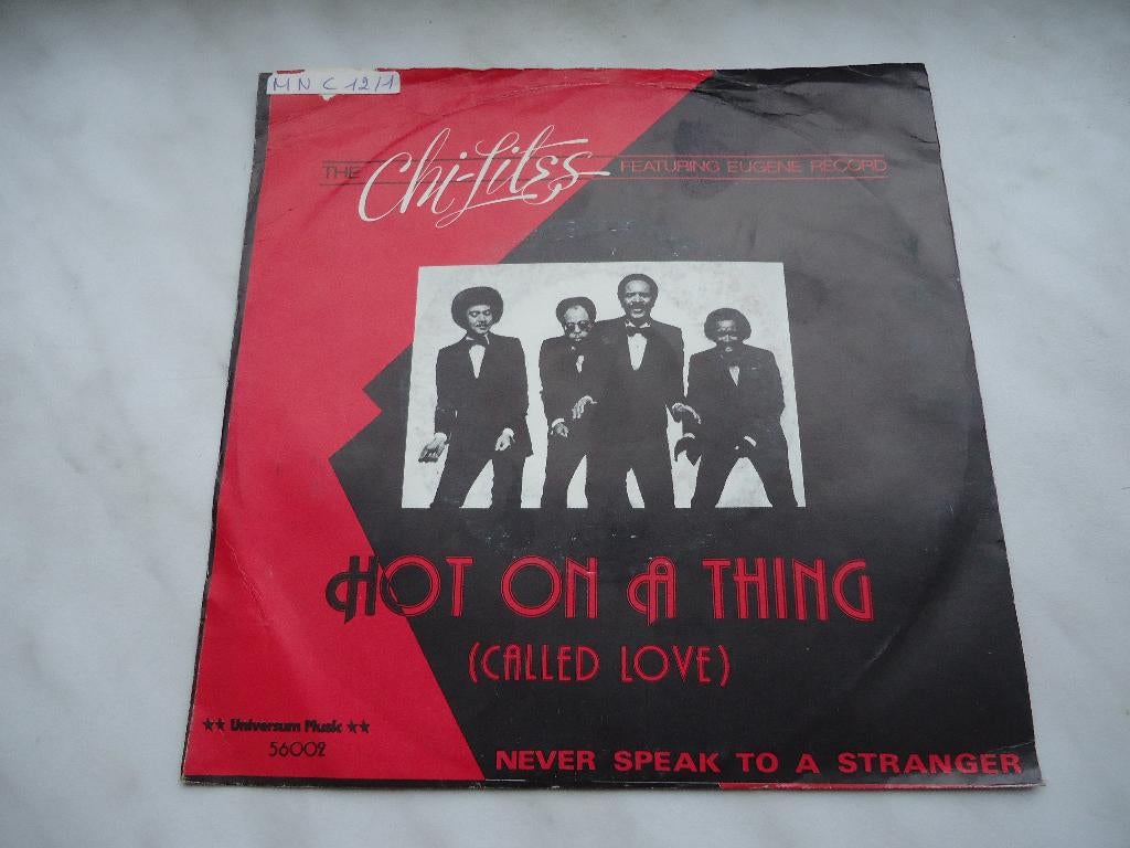 7" Single Chi-Lites - Hot On A Thing (Called Love) / Never S, Gebruikt, 7 inch, Single, Ophalen of Verzenden