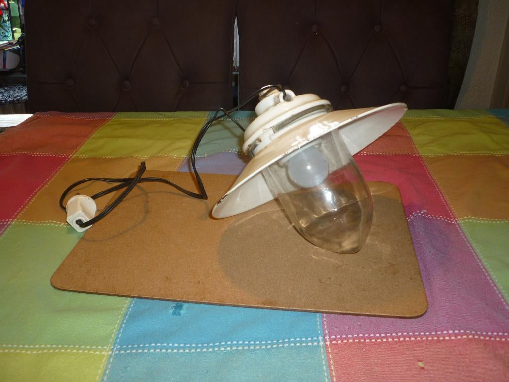 Vintage industriële stallamp met een witte emaille kap, Ophalen of Verzenden, Gebruikt, Metaal, Minder dan 50 cm