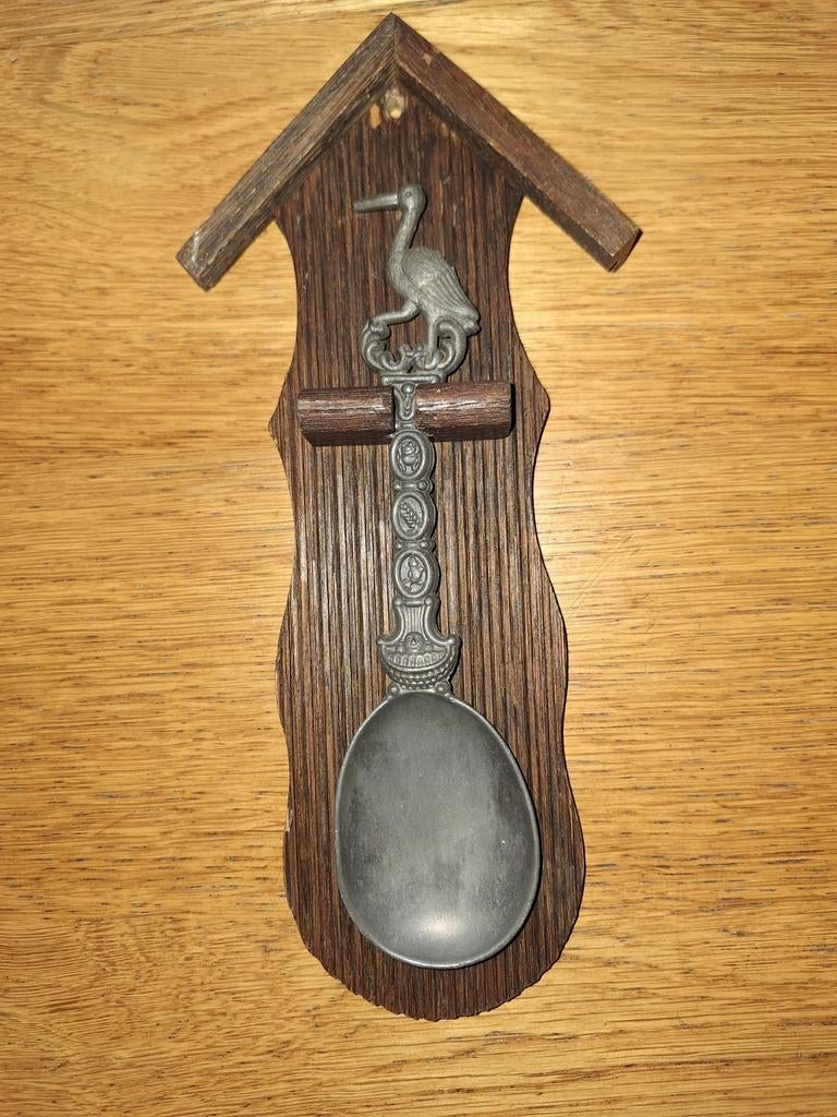 Tinnen lepel aan houten wandbordje met ooievaar, Antiek en Kunst, Ophalen of Verzenden