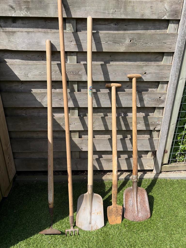 Diverse tuingereedschappen: schoppen, spade, hark, Tuin en Terras, Hand-tuingereedschap, Gebruikt, Schop, Ophalen