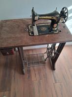 Antieke Singer trapnaaimachine met houten tafel, Ophalen