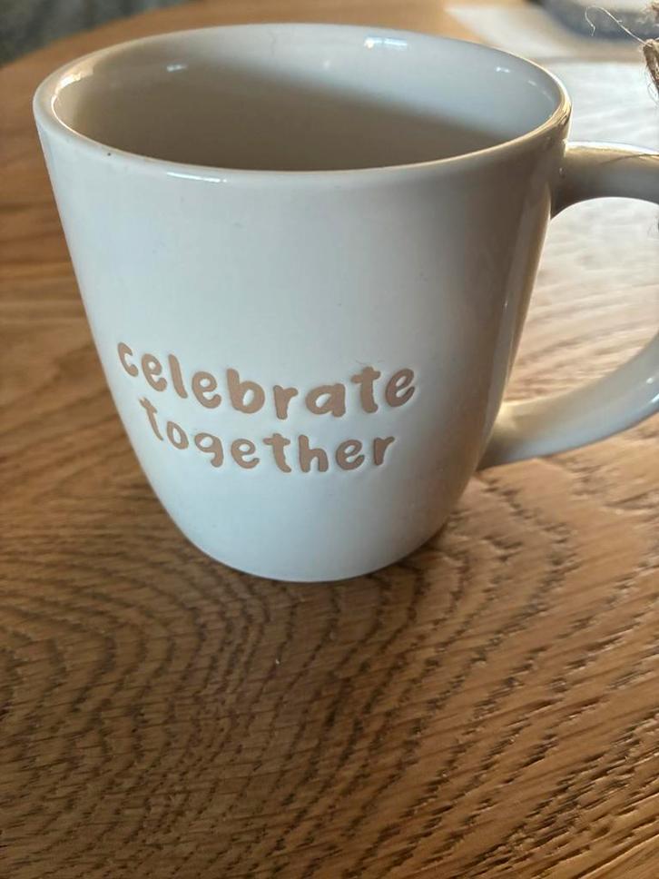 Twee nieuwe Gusta mokken: 'celebrate together' en 'wonder se, Huis en Inrichting, Keuken | Servies, Nieuw, Kop(pen) en/of Schotel(s)