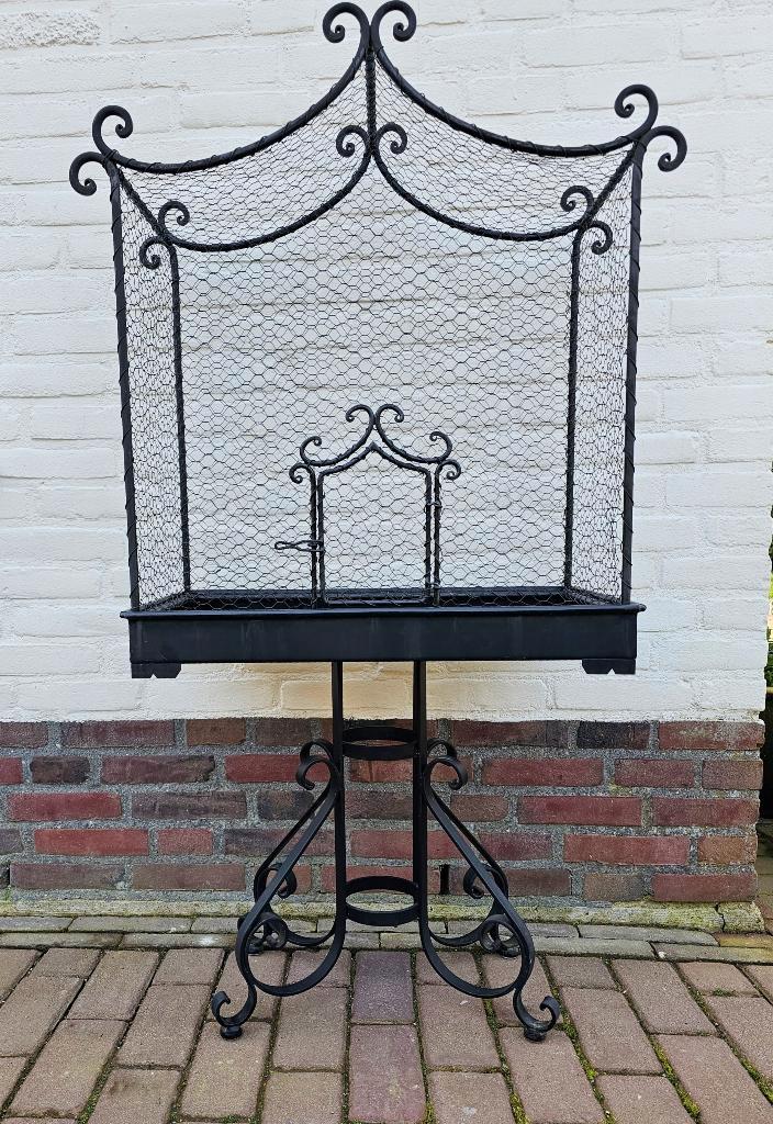 GROTE antieke smeedijzeren VOGELKOOI Volière op onderstel, Dieren en Toebehoren, Vogels | Hokken en Kooien, Zo goed als nieuw