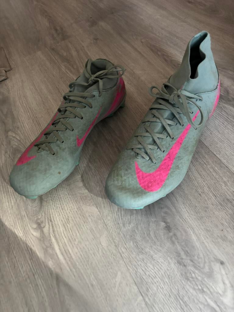 Nike voetbal schoen met noppen 40, Maat XS of kleiner, Ophalen of Verzenden, Zo goed als nieuw, Schoenen