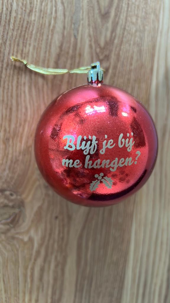 Rode kerstbal met tekst: “Blijf je bij me hangen?” 7cm, Diversen, Kerst, Ophalen of Verzenden, Zo goed als nieuw