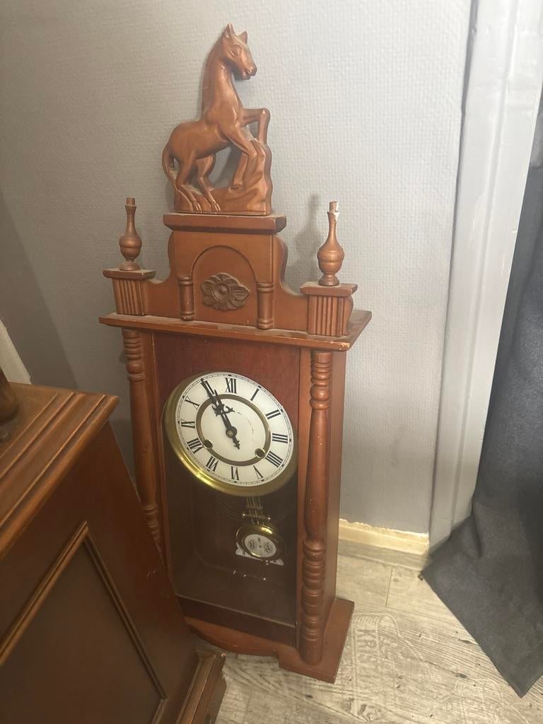 Houten wandklok met paard, Ophalen