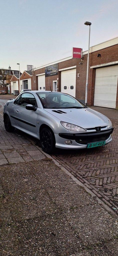 Peugeot 206 CC 2.0-16V nieuwe apk, Auto's, 136 pk, Gebruikt, Zwart, 4 cilinders