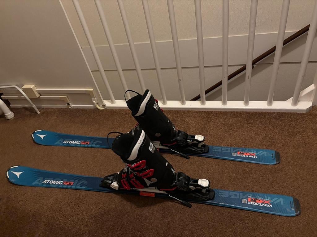 Atomic ski 1.40m met schoenen - Klaar voor de piste!, Sport en Fitness, Skiën en Langlaufen, Gebruikt, 100 tot 140 cm, Ophalen of Verzenden