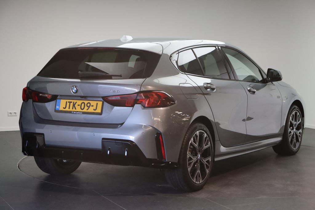 BMW 1 Serie 120 M Sport Automaat / Achteruitrijcamera / Comf, Auto's, Stof, Euro 6, 156 pk, Met garantie (alle)