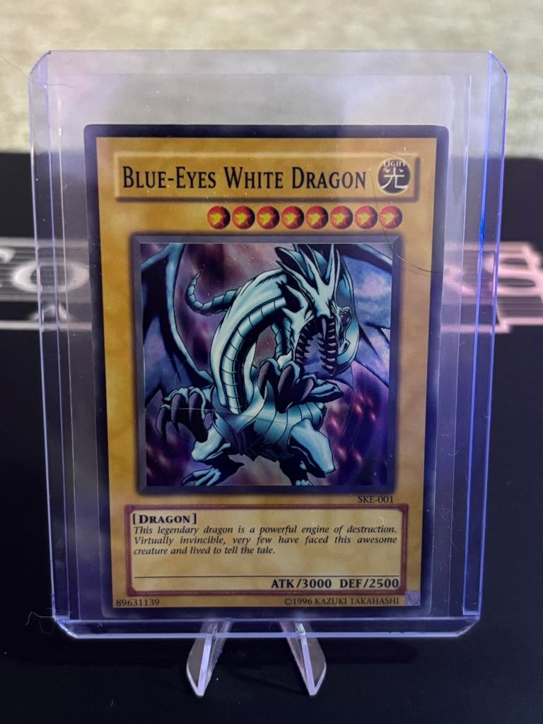 Blue Eyes White Dragon [SKE-001], Hobby en Vrije tijd, Verzamelkaartspellen | Yu-gi-Oh!, Ophalen of Verzenden, Zo goed als nieuw