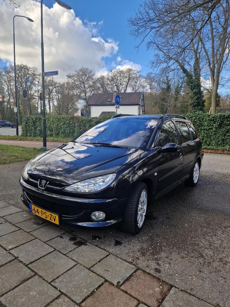 Peugeot 206 1.6 16V SW 2004 Zwart, Auto's, Peugeot, Voorwielaandrijving, Lederen bekleding, 15 km/l, 40 €/maand