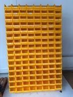 128 gele Grijpbakjes voor kleine IJzerwaren en bevestiging, Ophalen, 100 tot 250 mm, Overige typen, Zo goed als nieuw