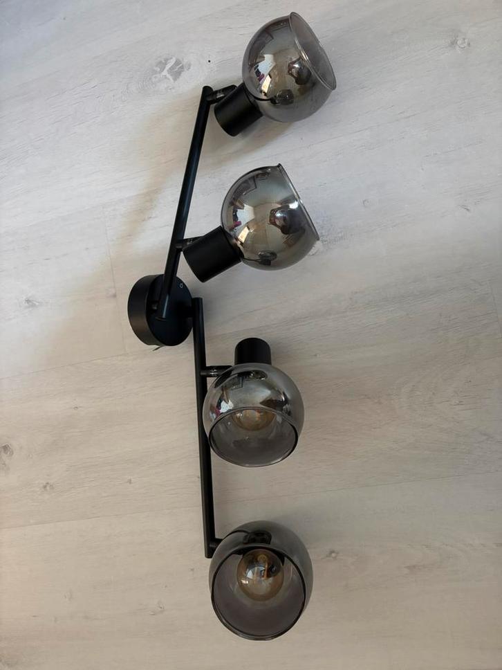 Mooie lamp zwart met vier spots (glasbollen), Huis en Inrichting, Lampen | Spots, Nieuw, Plafondspot of Wandspot, Metaal of Aluminium