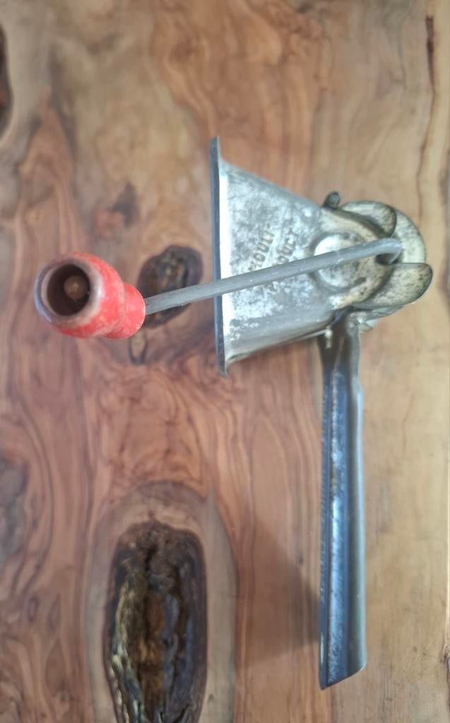 Antieke handmatige kruidenmolen met rood handvat, Antiek en Kunst, Verzenden
