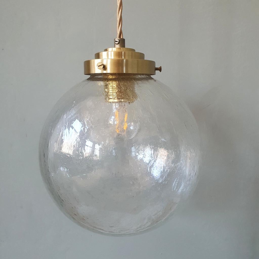 Vintage Bol hanglamp van getextureerd / bubbelglas., Gebruikt, Ophalen of Verzenden, Vintage, art deco, retro, Glas