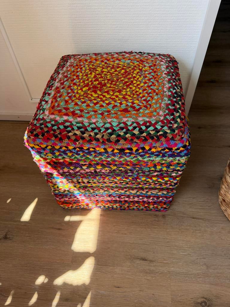Kleurrijke poef van gevlochten stof, Ophalen, Minder dan 50 cm, Gebruikt, Vierkant