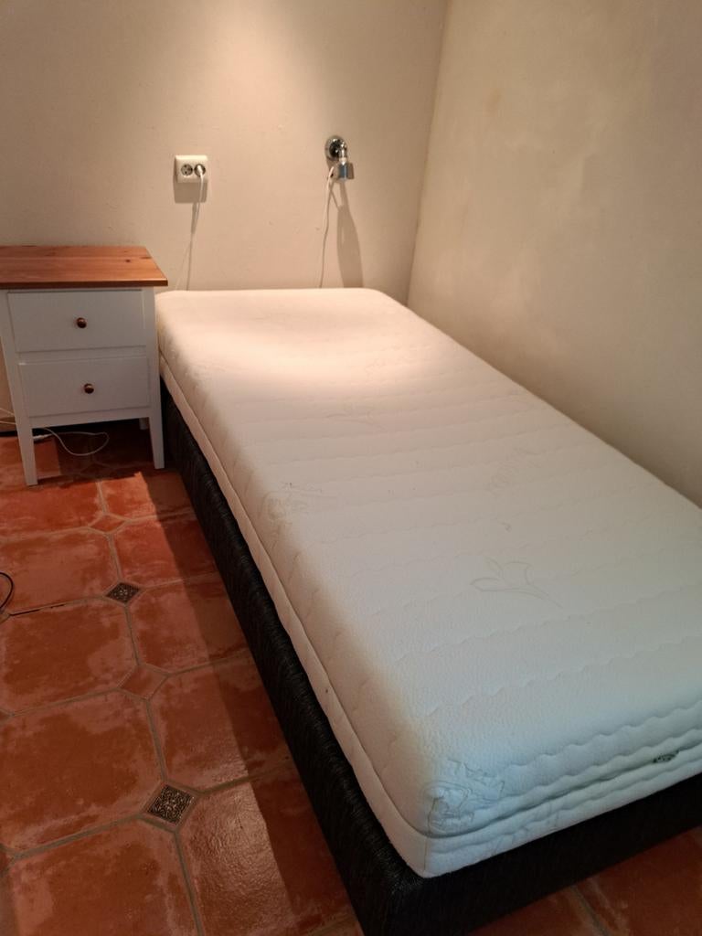 Boxspring 90x200 - 2 jaar oud, schoon en comfortabel, Ophalen, 90 cm, Eenpersoons, Zo goed als nieuw