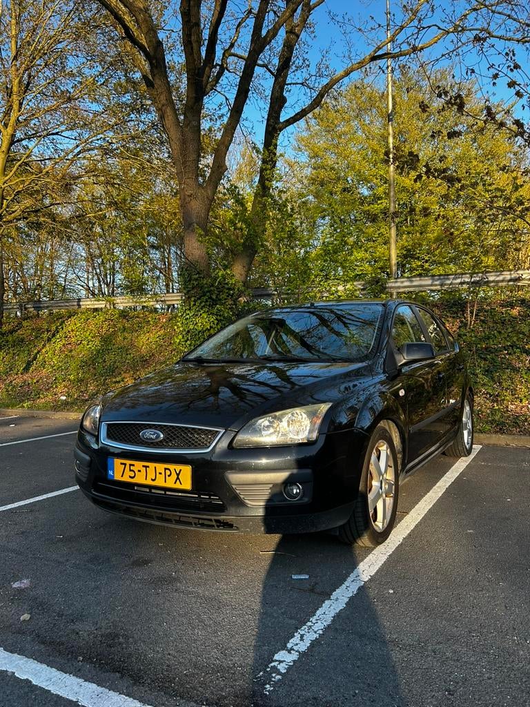 Ford Focus 1.6 74KW 5D 2006 Zwart, 1596 cc, 15 km/l, 4 cilinders, Origineel Nederlands