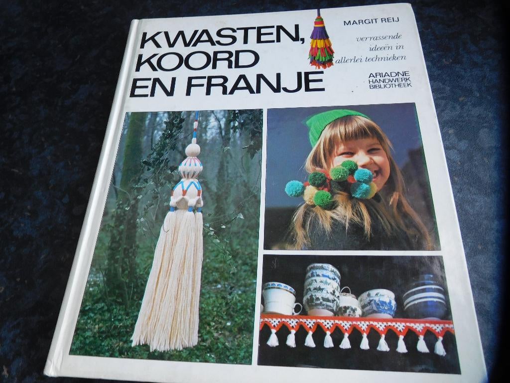 breien haken knopen == kwasten koord franje == Margit Reij, Ophalen of Verzenden, Zo goed als nieuw, Breien of Haken, Patroon of Boek