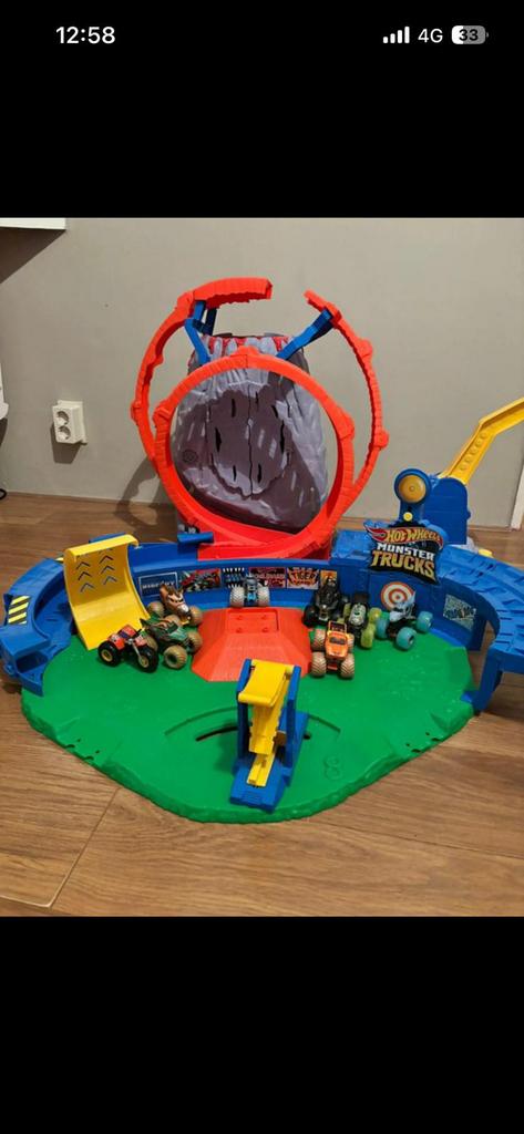 Hot Wheels Monster Truck T-Rex met een paar trucks, Ophalen of Verzenden, Zo goed als nieuw, Jongen of Meisje