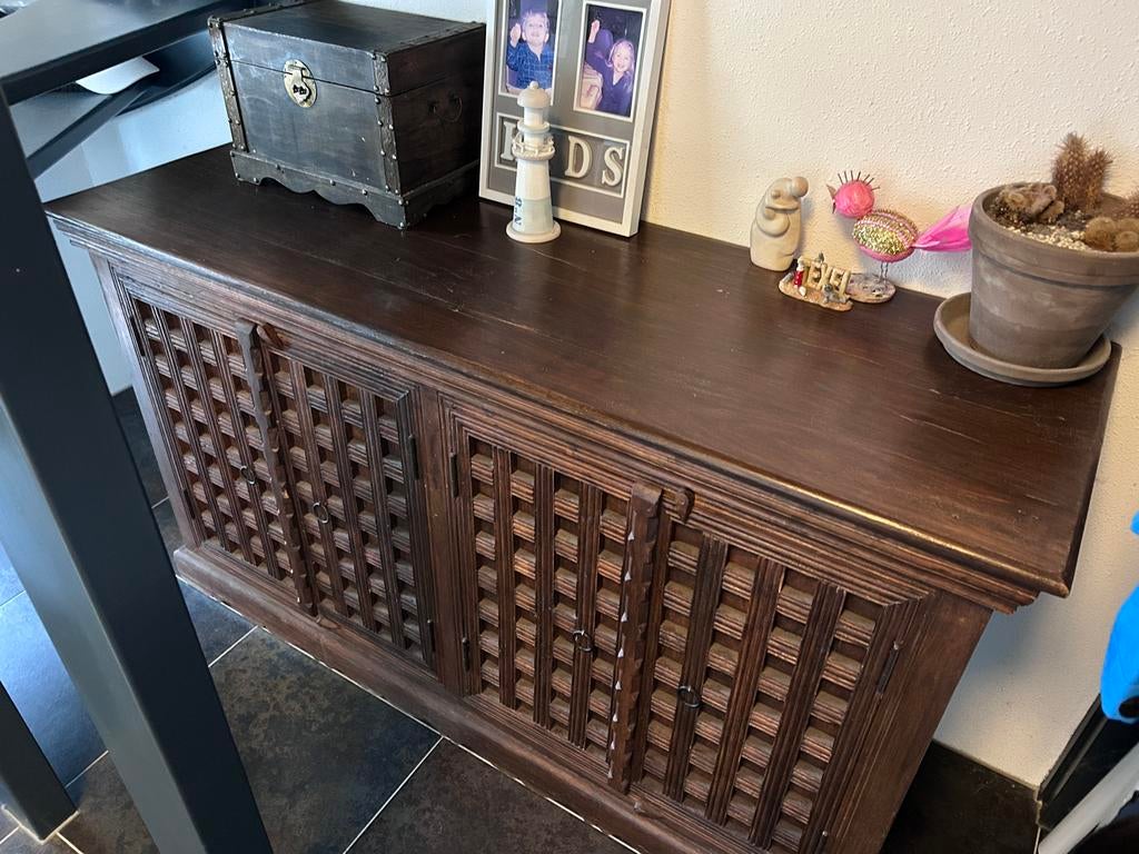 Mooie zware teakhouten koloniale kast, Huis en Inrichting, Kasten | Dressoirs, Ophalen, Met plank(en), Gebruikt, 100 tot 150 cm