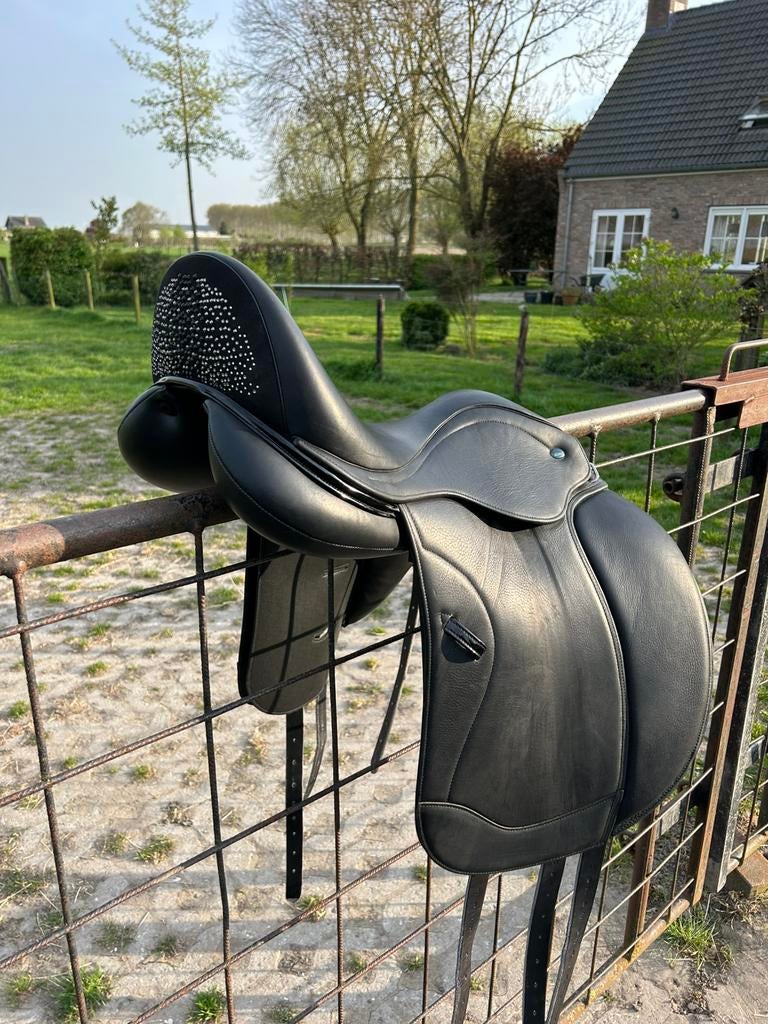 Ikonic “Light” Dressuurzadel – Zo goed als nieuw, Dieren en Toebehoren, Paarden en Pony's | Zadels, Ophalen of Verzenden, Zo goed als nieuw