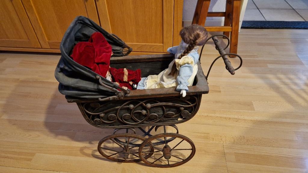 antieke poppen wagen met 2 antieke poppen, Ophalen of Verzenden