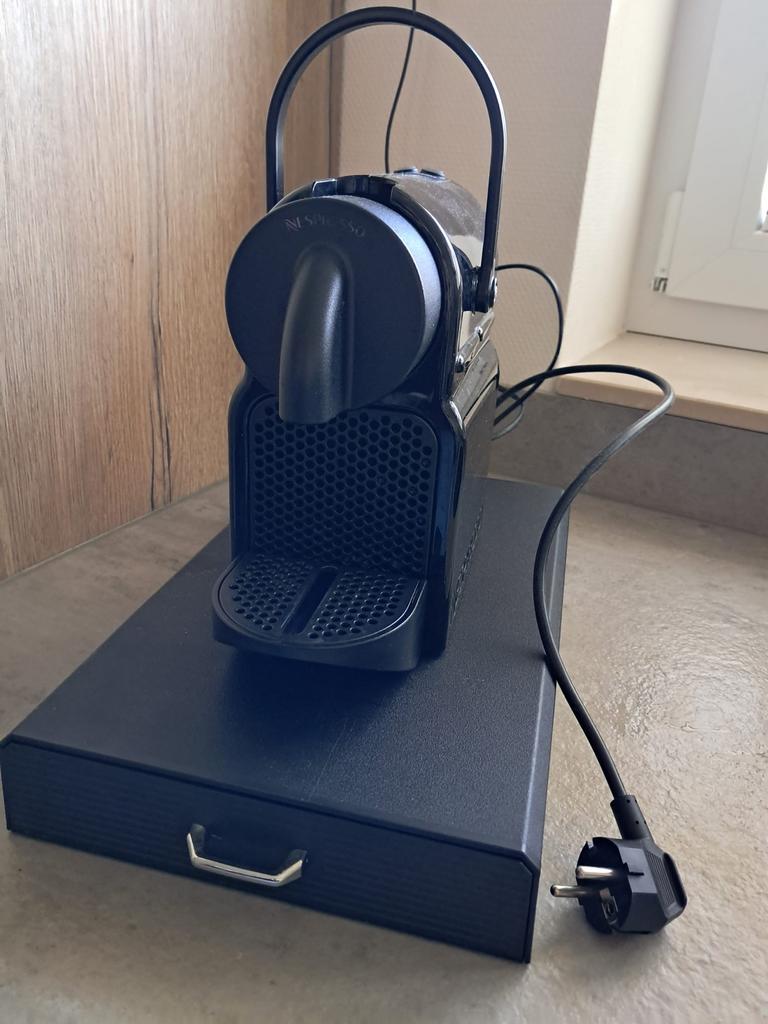 Nespresso De'Longhi Koffiemachine Zwart met capsulehouder, Ophalen, Gebruikt, Koffiemachine, 1 kopje